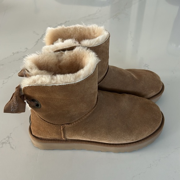 UGG Women’s Chestnut Mini Bailey Bow Boot (old style) - Picture 3 of 5